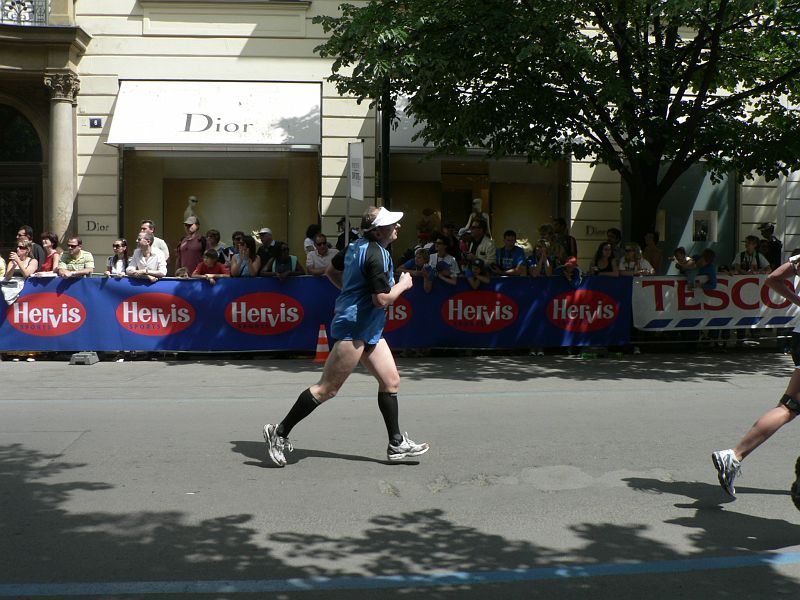 Maraton09 192.jpg - Někdo vyběhl i ve slipech.